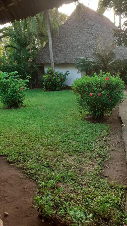 Les Datchi Cottages Diani Beach Exterior photo