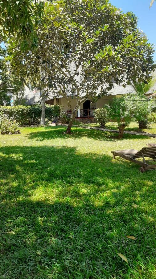 Les Datchi Cottages Diani Beach Exterior photo