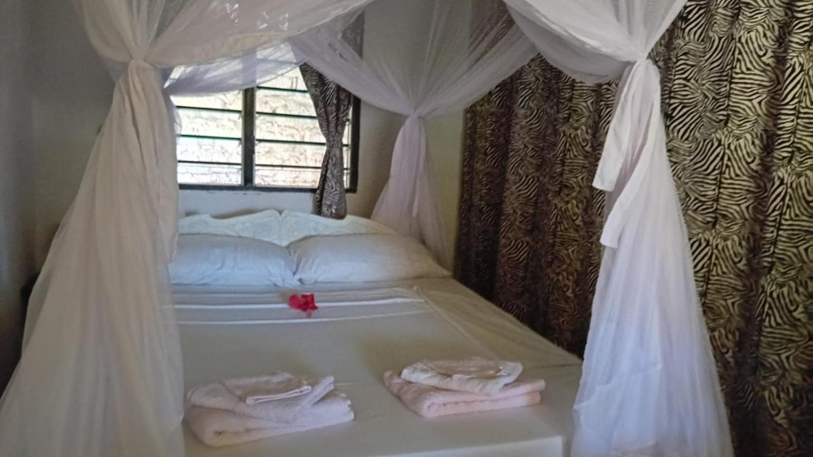 Les Datchi Cottages Diani Beach Exterior photo