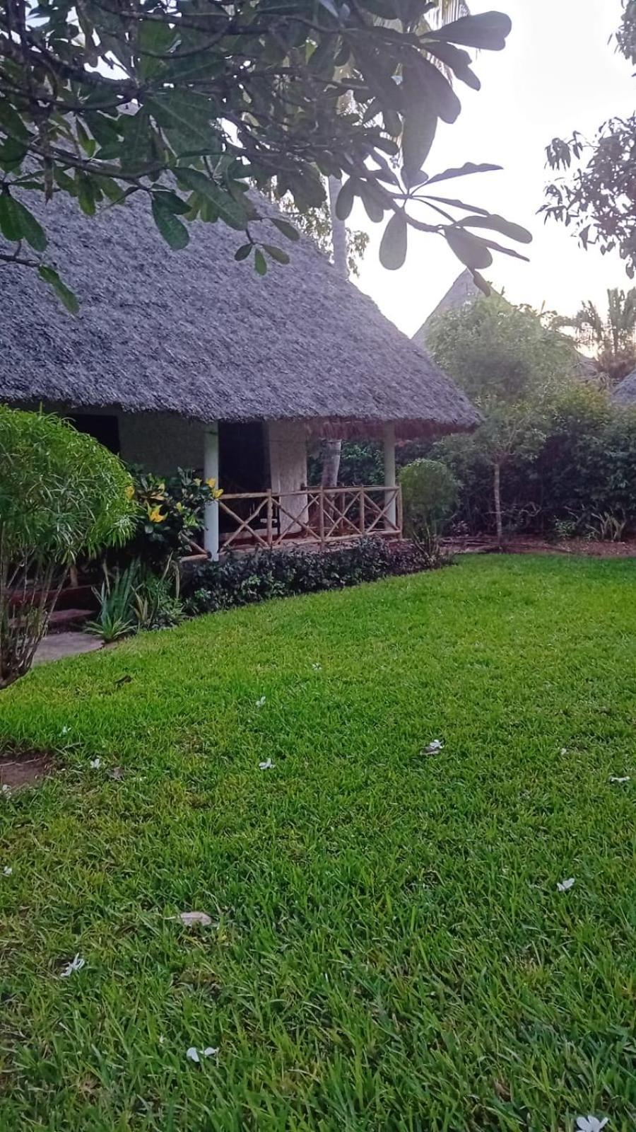Les Datchi Cottages Diani Beach Exterior photo